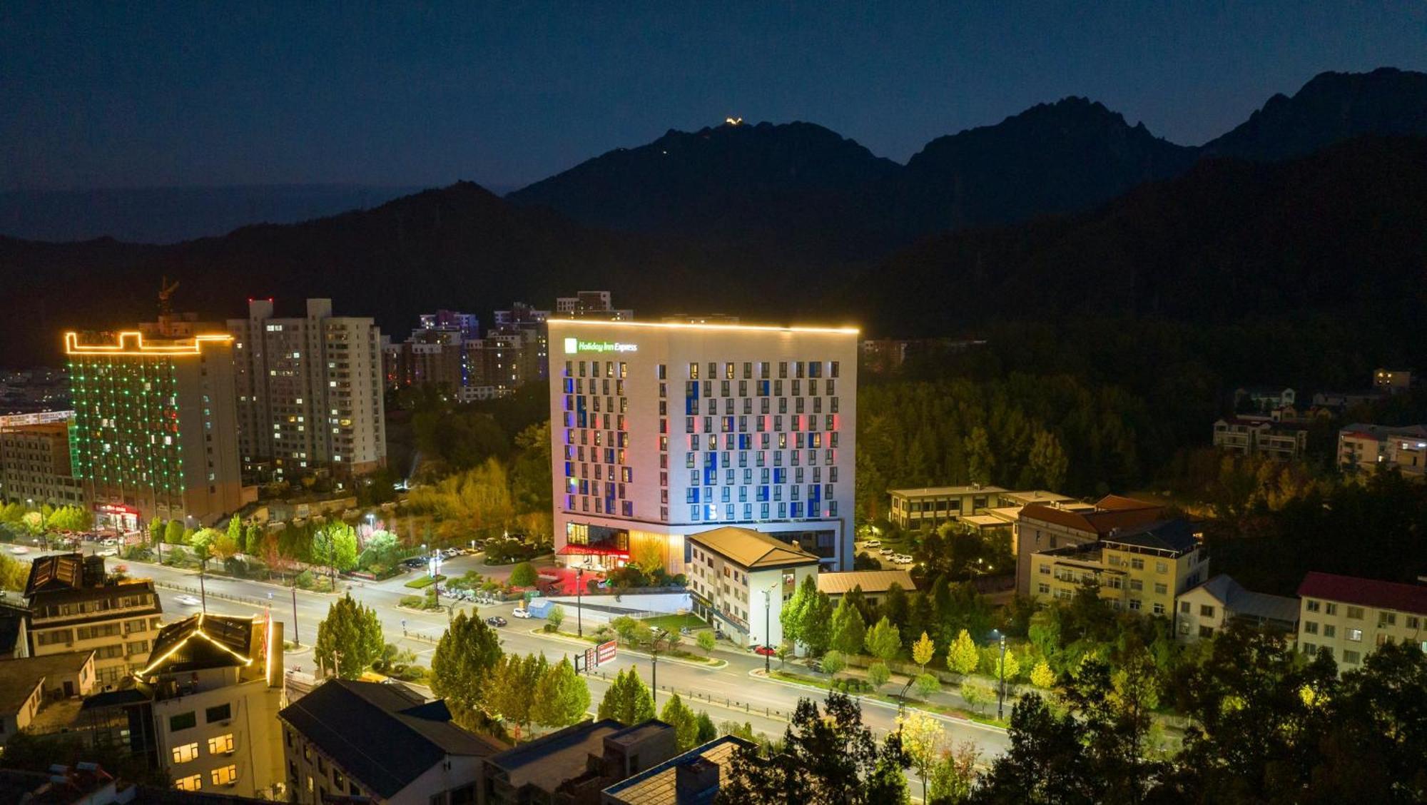 Holiday Inn Express Luanchuan By Ihg Zewnętrze zdjęcie